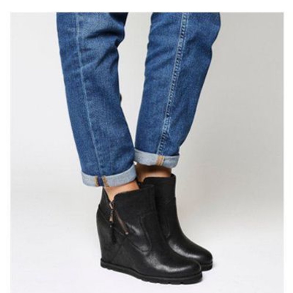 UGG Women's 'Myrna' wedged leather ankle boots